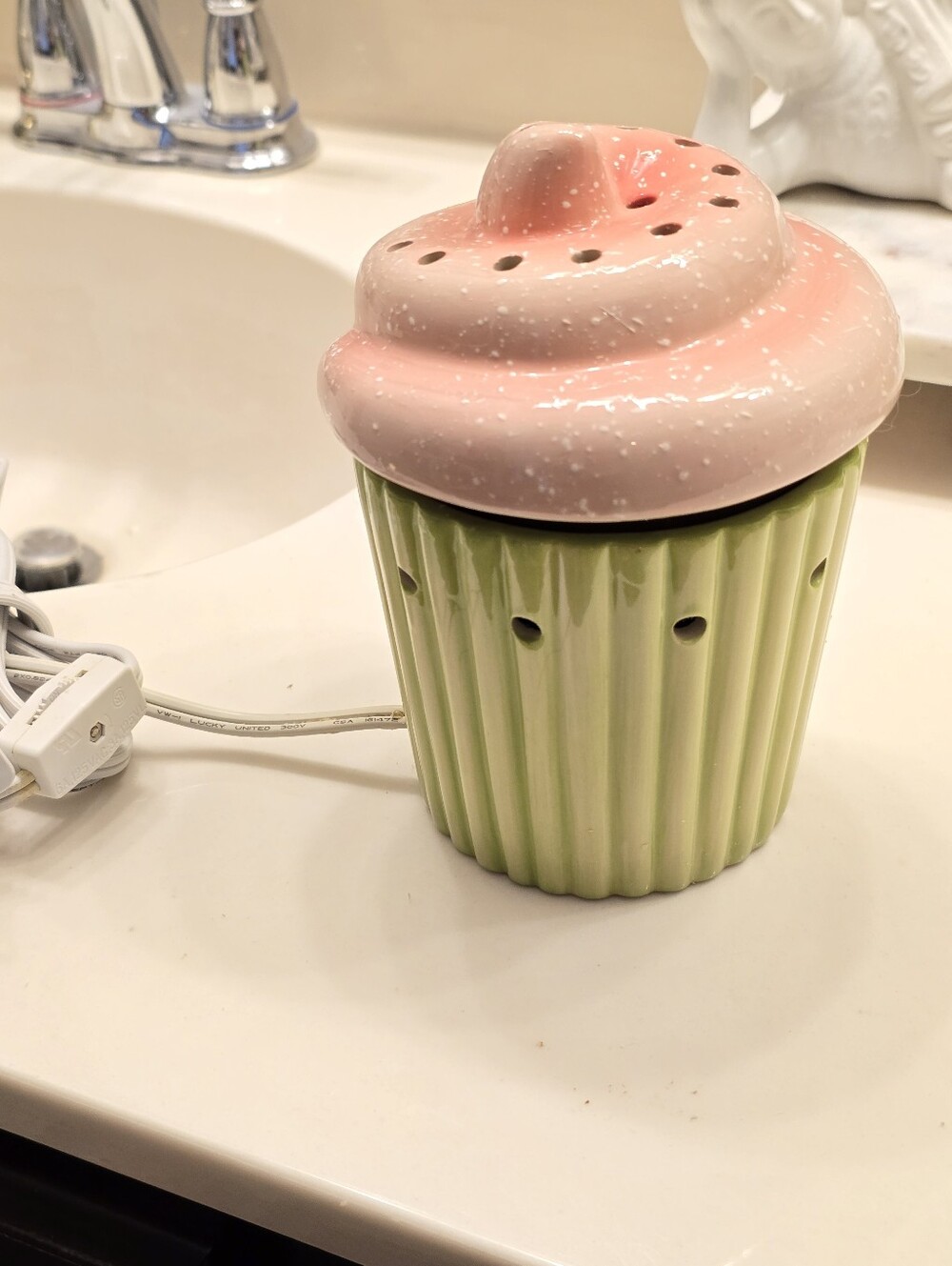 Scentsy Midsize Cupcake 20watt warmer